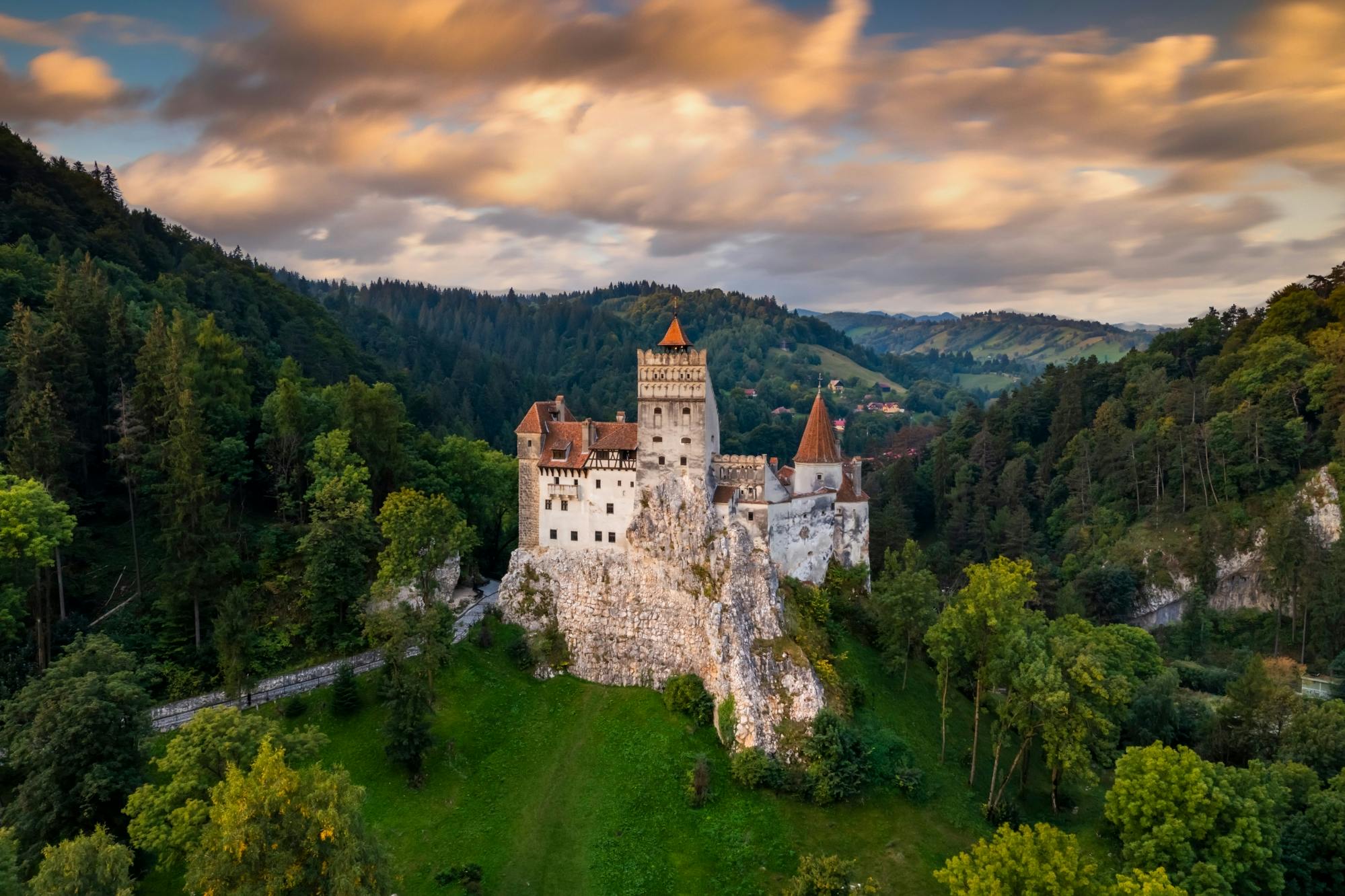 Castelul Bran (Castelul lui Dracula) pe stânca sa la apus, Transilvania, România